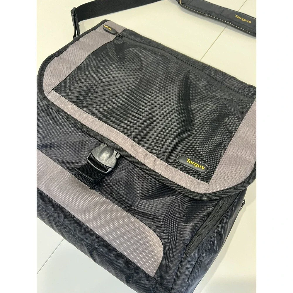 Targus Large Laptop Messenger Bag 17